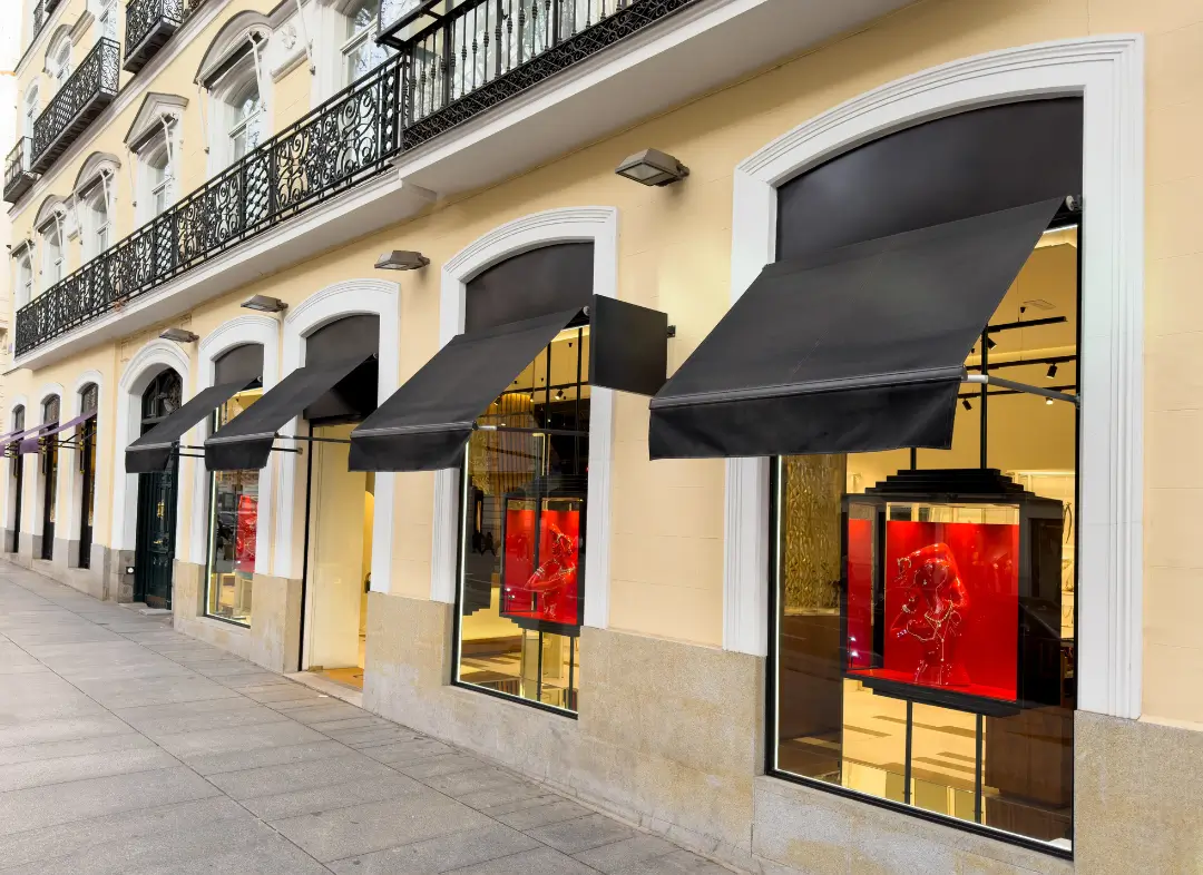 Façade vitrine de magasin en aluminium sur mesure à Sète